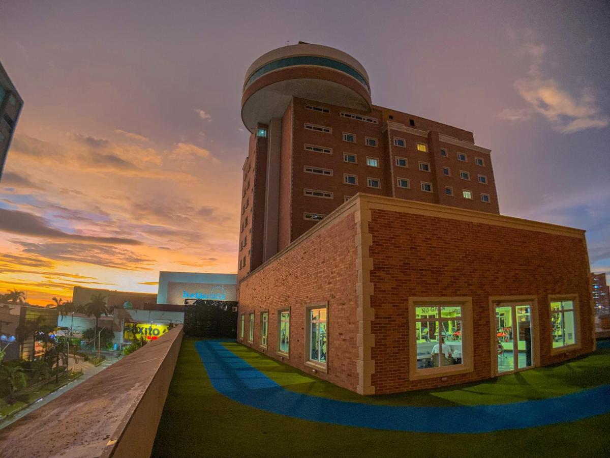 Hotel Dann Carlton Barranquilla Y Centro De Convenciones מראה חיצוני תמונה The hospital at sunset