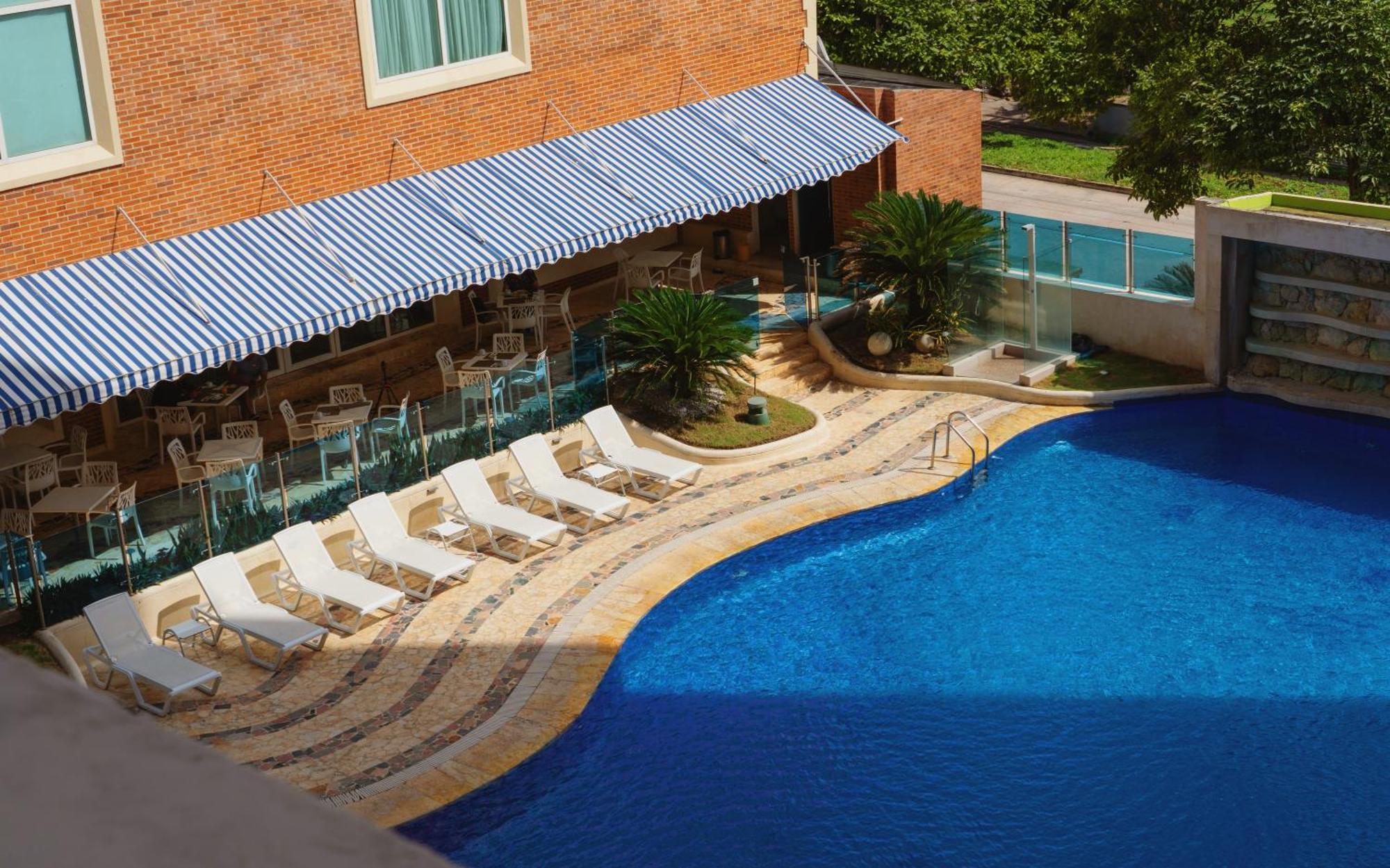 Hotel Dann Carlton Barranquilla Y Centro De Convenciones מראה חיצוני תמונה Swimming pool at the hotel