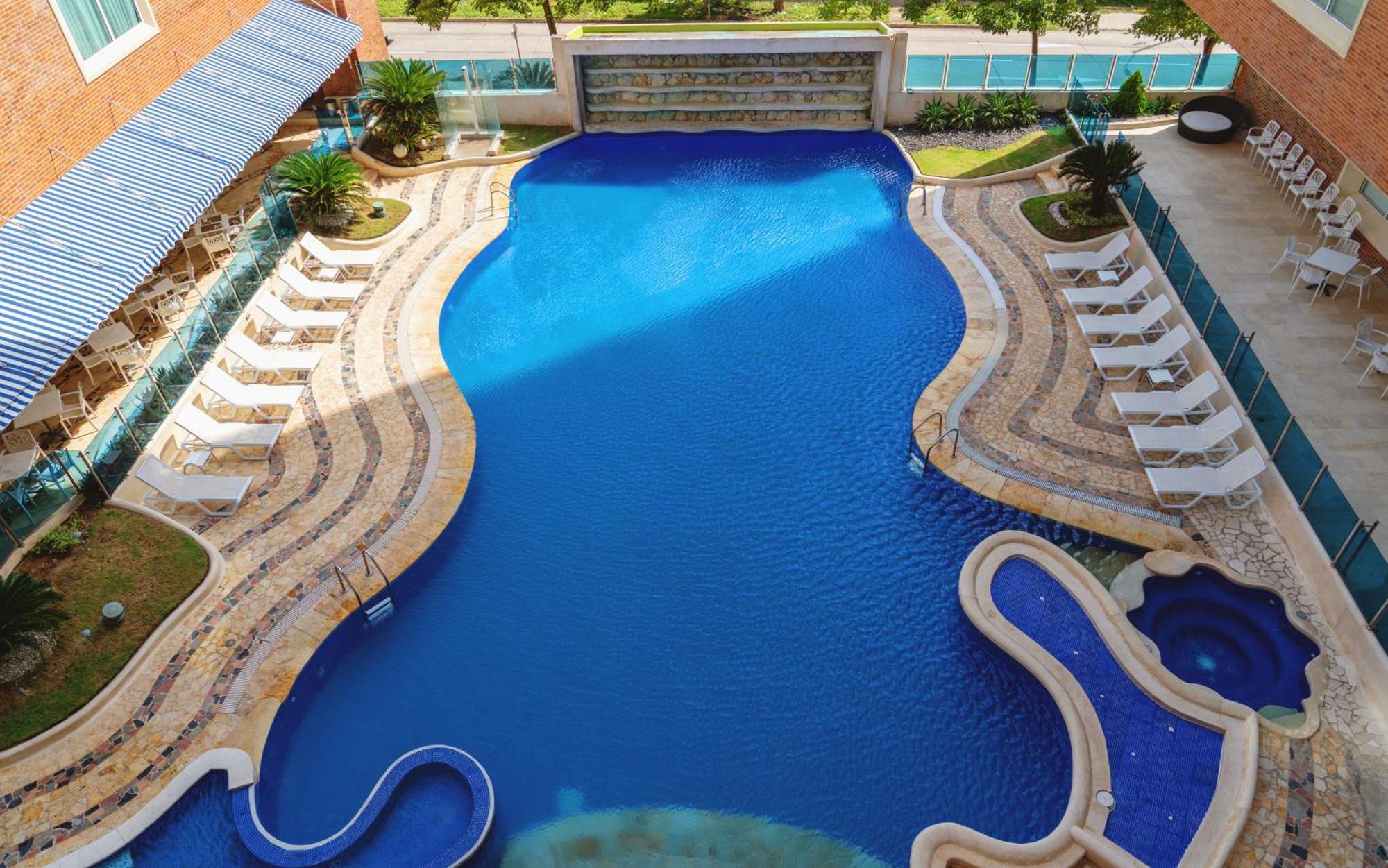 Hotel Dann Carlton Barranquilla Y Centro De Convenciones מראה חיצוני תמונה Swimming pool at the hotel