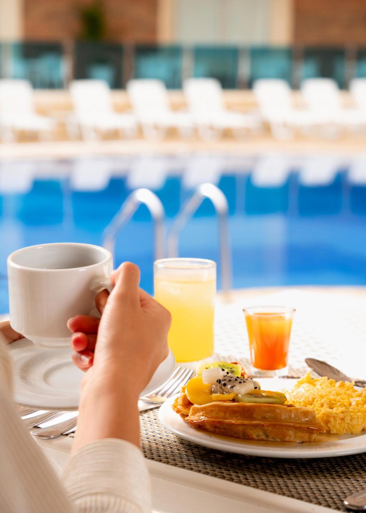 Hotel Dann Carlton Barranquilla Y Centro De Convenciones מראה חיצוני תמונה A breakfast with orange juice